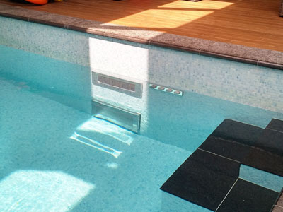 Betonnen zwembad, ter plaatse gemaakt, met Swimstream C-Model. Met hoogglans RVS afgewerkt. ~Nuenen